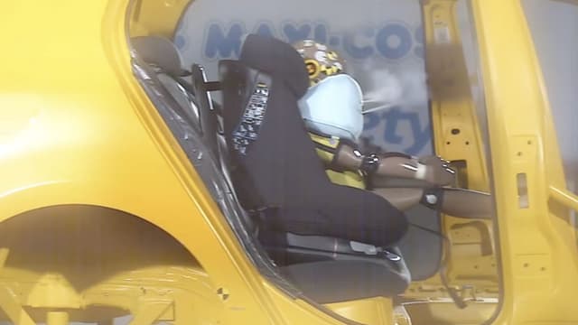 L'airbag se déclenche et accompagne le mouvement du cou pour diminuer le risque de lésions.
