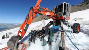 Les travaux de pompage ont débuté mercredi dans le massif du Mont Blanc pour éliminer une poche d'eau glaciaire de 65.000 m3 menaçant d'inonder la vallée de Saint-Gervais. Le chantier, installé à 3.200 mètres d'altitude sur le glacier de Tête-Rousse, devr