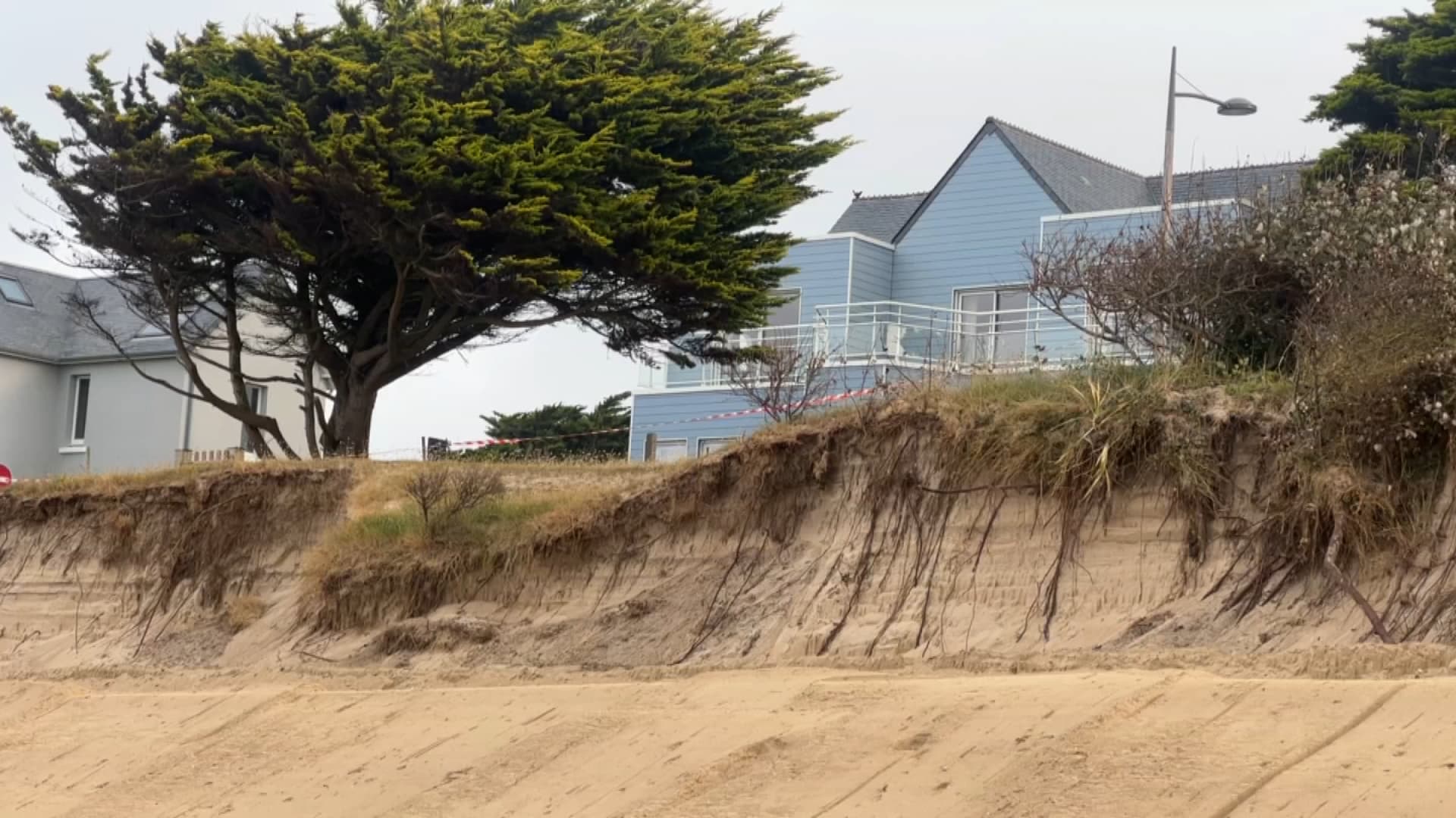 Des maisons se situent à flanc de falaise.