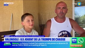 Un père et sa fille jouent de la trompe de chausse pendant leurs vacances à Valensole