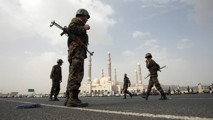 Des militaires devant la mosquée El-Saleh de Sanaa, au Yémen, en août 2012. (photo d'illustration) 