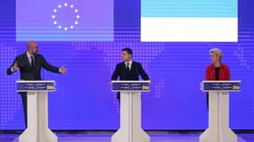 Le président ukrainien Volodymyr Zelensky (c), le président du Conseil européen Charles Michel (g) et la présidente de la Commission européenne Ursula von der Leyen (d), lors d'un sommet Ukraine-UE, à Kiev, le 12 octobre 2021