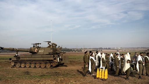 Des soldats israéliens font leur prière matinale près de la frontière de Gaza.