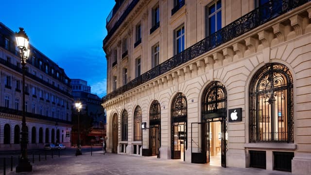 Le premier Apple Store français d'Apple, place de l'Opéra à Paris, ouvert en 2001