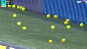 Des balles de tennis lancée sur la pelouse lors du match Metz-Bastia en L2, le 19 août 2024