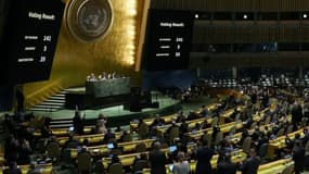 Applaudissements lors de la session de l'assemblée générale de l'ONU qui a condamné l'invasion russe en Ukraine, le 2 mars 2022 New York