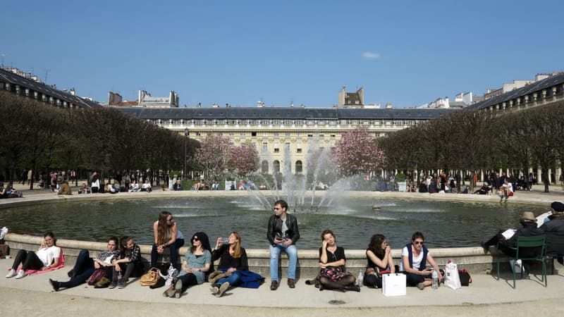 Des personnes profitent du soleil dans le jardin du Palais-Royal à Paris, le 26 mars 2017.