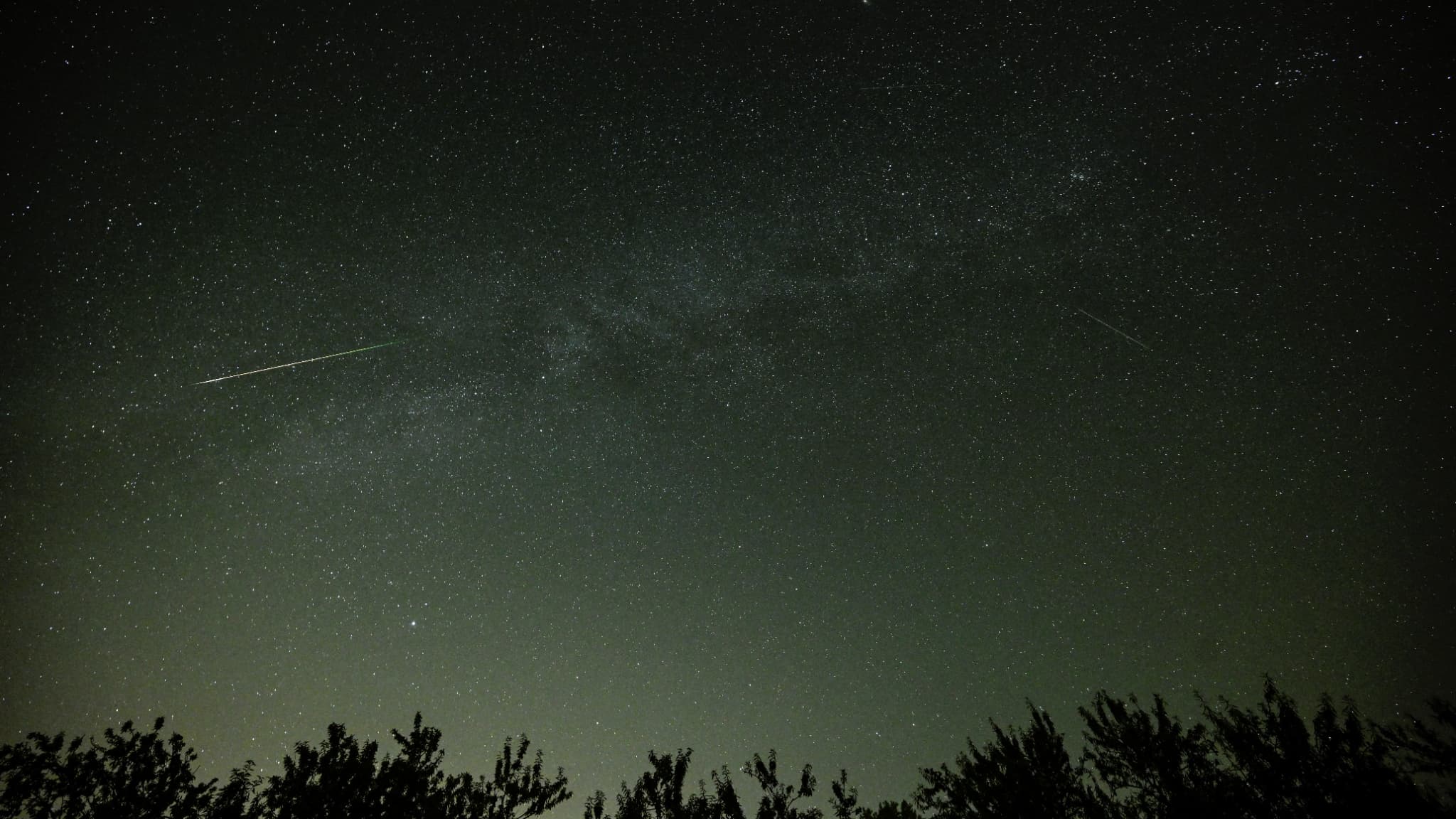 Un météore traverse le ciel nocturne pendant la pluie de météores des Perséides, observée depuis San Asensio, dans la région de La Rioja, le 12 août 2026.