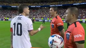 L'arbitre du match Etats-Unis-Uruguay (0-1, Copa America) refuse de serrer la main à Christian Pulisic, le 1er juillet 2024