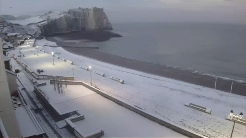 Seine-Maritime: les images des falaises d'Étretat sous la neige