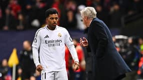 Le Brésilien Rodrygo écoute les consignes de Carlo Ancelotti pendant un match du Real Madrid en Ligue des champions, le 29 janvier 2025