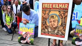 Des sympathisants manifestant après l'arrivée et l'entrée de Kilmar Abrego Garcia, migrant salvadorien et résident américain, dans un bureau local de l'ICE (Immigration and Customs Enforcement) à Baltimore, dans le Maryland (États-Unis), le 25 août 2025.