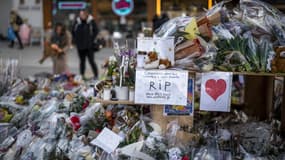 Des fleurs, des bougies et des messages déposés sur un mémorial improvisé près du bar Constellation, en hommage aux victimes de l'incendie qui a ravagé l'établissement le soir du Nouvel An dans la station de ski alpine de Crans-Montana, le 6 janvier 2026. 