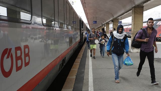 Des réfugiés à la gare de Vienne, en Autriche.