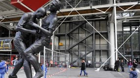 La statue d'Adel Abdessemed mardi, devant le Centre Pompidou, à Paris.