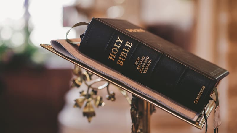 Une bible posée sur un pupitre. (image d'illustrtion)