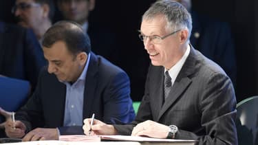 Hachem Yekehza (à gauche) re, le patron d'Iran Khodro, avec Carlos Tavares, le président du directoire de PSA