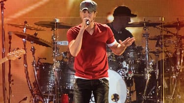 Enrique Iglesias sur scène en février 2015