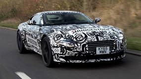 La nouvelle Aston Martin DB11 dévoile ses lignes pour la première fois.