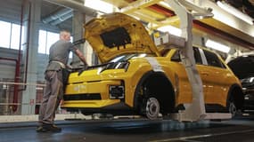 Une Renault 5 électrique en fabrication en mars 2025 à l'usine de Douai. Ce modèle voit désormais sa carte grise taxée comme les modèles thermiques.