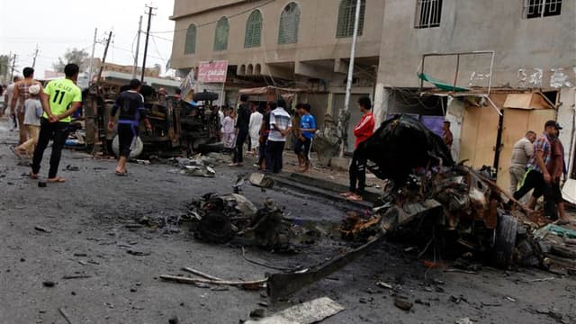 Sur les lieux d'un attentat dans le quartier de Kamaliya, à Bagdad. Une soixantaine de personnes ont été tuées dans une série d'attentats à la voiture piégée visant la communauté chiite lundi en Irak. /Photo prise le 20 mai 2013/REUTERS/Mohammed Ameen