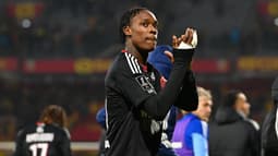 Emanuel Emegha en train d'applaudir les supporters après un match de Strasbourg, le 22 novembre 2025