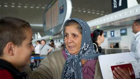 Georgineta, membre de la communauté Rom, dit au revoir à son petit-fils à l'aéroport de Roissy-Charles de Gaulle. Un groupe de 79 Roms en situation irrégulière devait embarquer jeudi dans des aéroports français pour la Roumanie et deux autres vols suivron