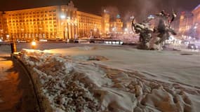 Dans le centre de Kiev. Vingt et un nouveaux décès ont été enregistrés ces dernières 24 heures en Ukraine, où le bilan de la vague de froid s'élève désormais à 122 morts. /Photo prise le 3 février 2012/REUTERS/Gleb Garanich