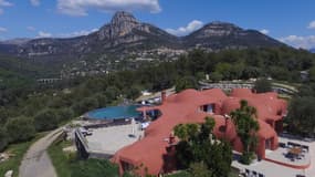 La maison-bulle est située sur la commune de La Gaude (Alpes-Maritimes).