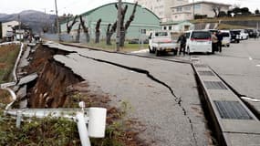 Une large fissure dans le sol à Wajima, après un important séisme au Japon, le 1er janvier 2024