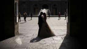 Deux mariés dans la cour carrée du Louvre à Paris (illustration)