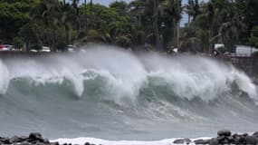 Une vague photographiée à Saint-Denis de la Réunion le 26 février 2025, à l'approche du cyclone Garance. 