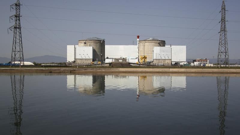 Selon le rapport annuel de l'Autorité de sûreté nucléaire, la centrale de Fessenheim et cinq autres centrales nucléaires françaises ont présenté en 2012 un niveau insuffisant de sûreté ou de radioprotection. /Photo d'archives/REUTERS/Vincent Kessler