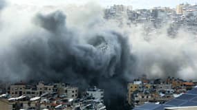 De la fumée s'élève du site d'une frappe aérienne israélienne qui a visé une zone de la banlieue sud de Beyrouth le 24 novembre 2024, dans le cadre de la guerre entre Israël et le Hezbollah.