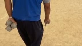 À Aubagne, deux associations organisent des rencontres entre malvoyants et voyants pour jouer à la pétanque. 