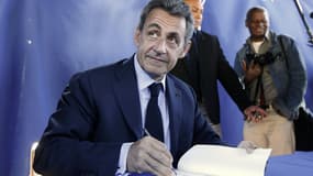 Pas encore candidat, Nicolas Sarkozy enchaîne les dédicaces de son livre, comme le 26 avril à Nice.