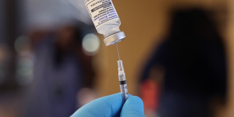 Un pharmacien vaccinant avec la nouvelle dose de vaccin contre le Covid-19, le 9 septembre 2022 à Chicago (États-Unis)