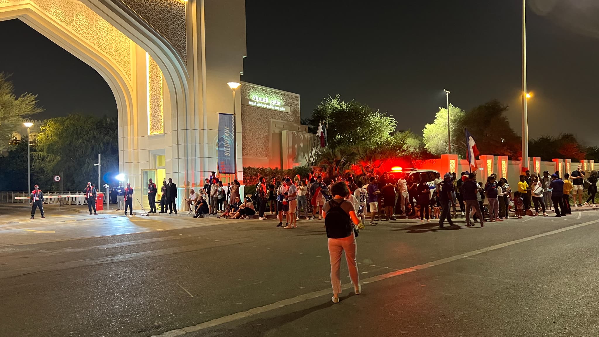 Des dizaines de supporters sont présents devant le camp de base des bleus pour accueillir les joueurs