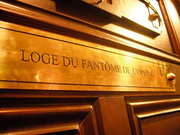 Au-dessus de la loge numéro 5, un écriteau signale encore la "Loge du fantôme de l'opéra". Au-dessus de la loge numéro 5, un écriteau signale encore la "Loge du fantôme de l'opéra".