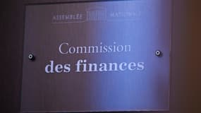 La plaque de la Commission des Finances avant une séance d'examen du projet de loi de finances pour 2026, à l'Assemblée nationale à Paris, le 20 octobre 2025