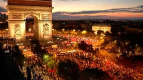 Les Champs-Élysées en liesse après la victoire de la France face à la Belgique