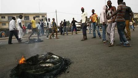 Partisans d'Alassane Ouattara dans une rue du quartier d'Abobo, à Abidjan, lors d'affrontements avec les forces loyales au président sortant Laurent Gbagbo. Six policiers ont été tués lors des heurts qui ont à nouveau agité mercredi ce quartier de la capi