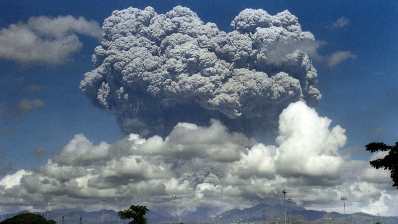 L'éruption volcanique du mont Pinatubo, au-dessus de la base aérienne américaine de Clark, aux Philippines, le 12 juin 1991. (photo d'illustration)
