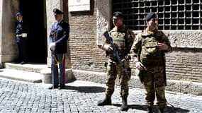 Des gardes devant l'entrée du service de police antimafia, à Rome.