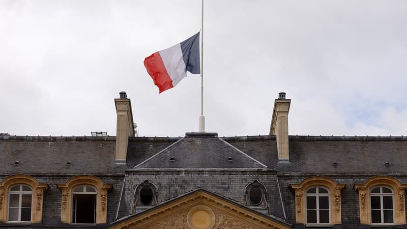 Le drapeau tricolore baissé à mi-hauteur à l'Élysée en mémoire de la reine Elizabeth II au lendemain de sa mort, le 9 septembre 2022