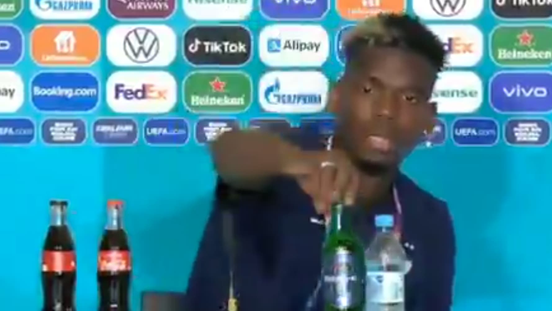 Paul Pogba retire une bouteille de bière Paul Pogba retire une bouteille de bière