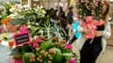 Des gens achètent des fleurs pour la fête des mères, le 29 mai 2016 à Godewaersvelde, dans le nord de la France. 