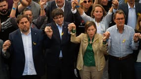 De gauche à droite, le chef des finances de la Catalogne Oriol Junqueras, le président de la région Carles Puigdemont, le président du parlement Carme Forcadell et l'ancien président régional Artur Mas, lors d'un rassemblement à Barcelone le 21 octobre 2017. 