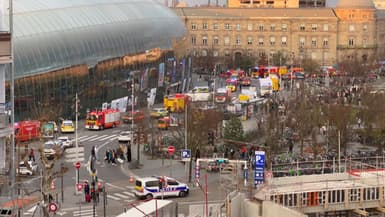 Des véhicules de pompiers devant la gare de Strasbourg lors d'un accident de tramway le samedi 11 janvier 2025.