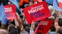 Des pancartes "avec vous" à la soirée électorale d'Emmanuel Macron, à Paris, le 24 avril 2022